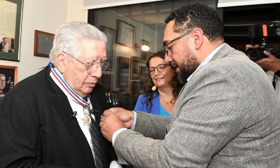 La Medalla Orden al Mérito Docente y Cultural Gabriela Mistral fue entregada de manos del ministro de Educación, Nicolás Cataldo.